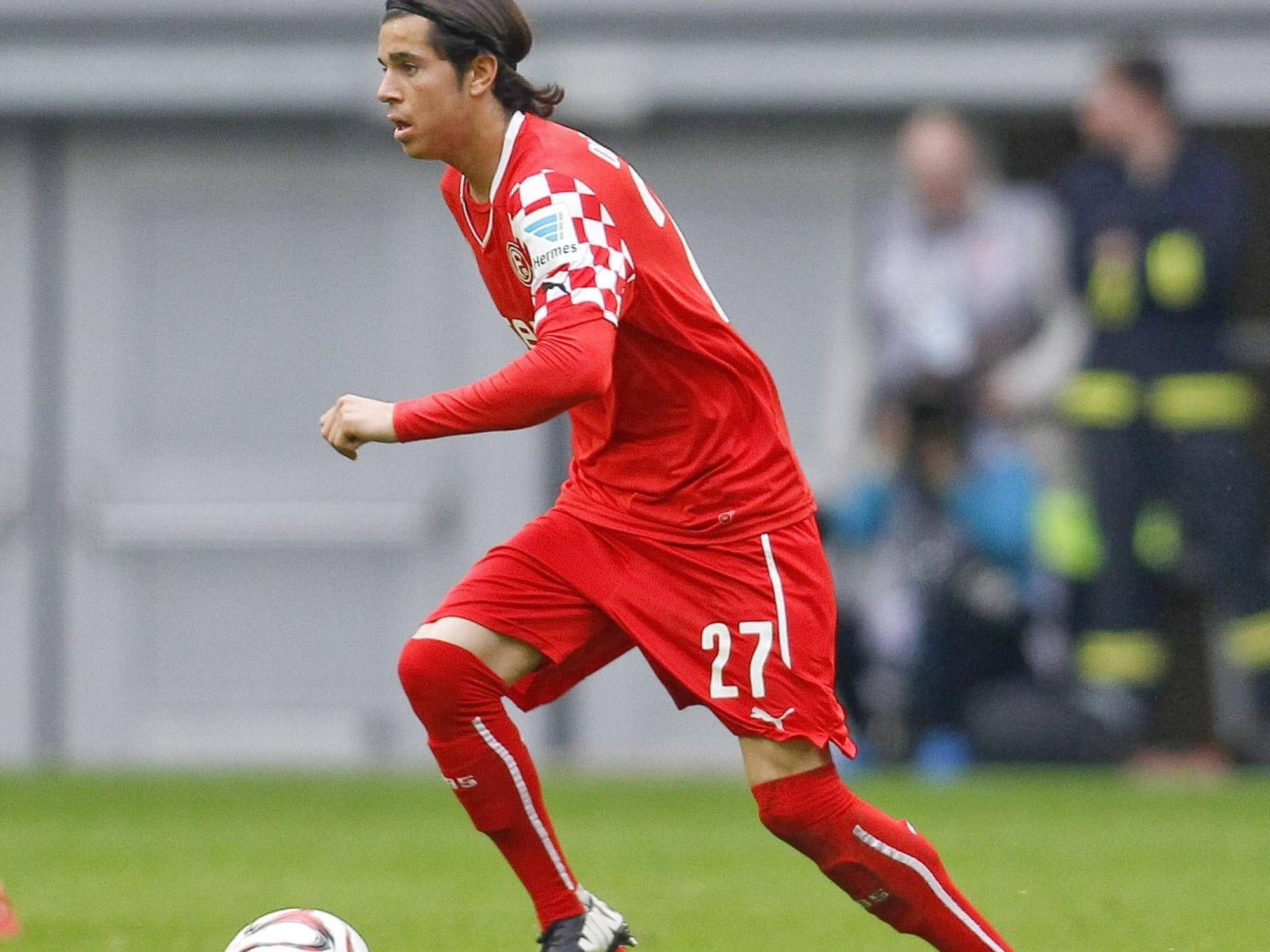 Kaan Akca am Ball gegen den VfR Aalen.
