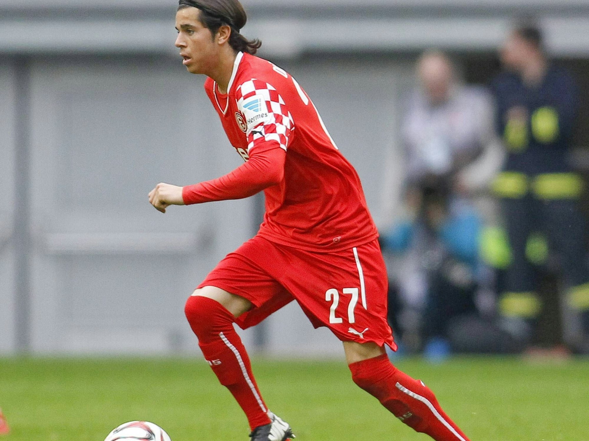 Kaan Akca am Ball gegen den VfR Aalen.