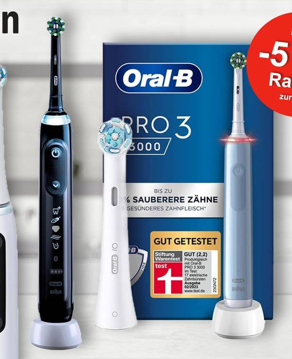Oral-B elektrische Zahnbürsten und Bürstenkopf stehen vor einem Badezimmerhintergrund.