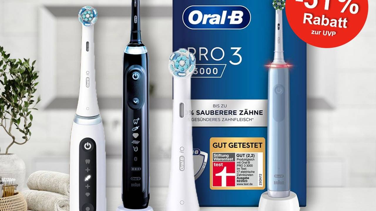 Oral-B elektrische Zahnbürsten und Bürstenkopf stehen vor einem Badezimmerhintergrund.