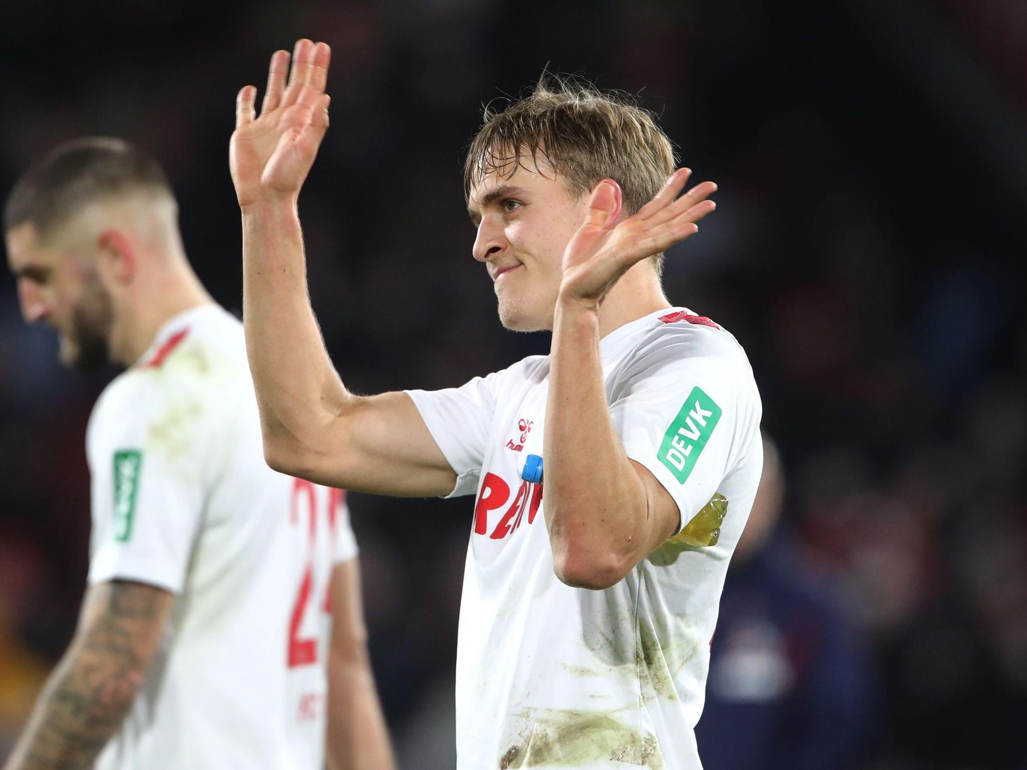 Timo Hübers (1. FC Köln) winkt nach dem Spiel Richtung Tribüne.
