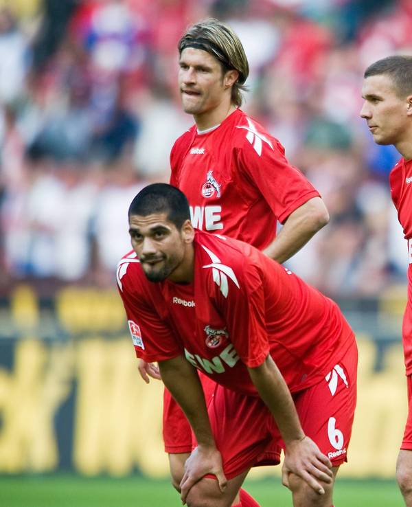 Taner Yalcin, Lukas Podolski und Martin Lanig stehen nach einer Niederlage des 1. FC Köln auf dem Rasen.