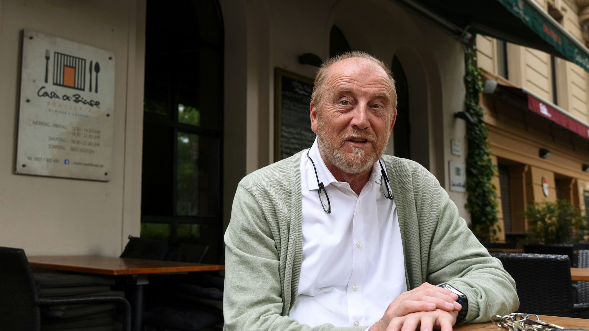Mario di Biase (66) vor dem Restaurant am Eifelplatz