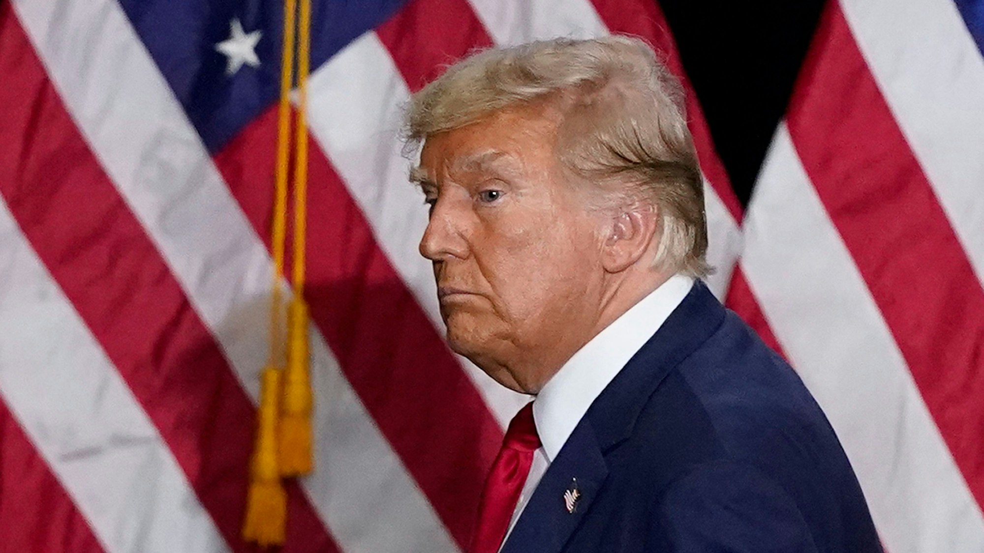 Donald Trump, ehemaliger Präsident der USA und Präsidentschaftskandidat, verlässt am Montag (16. Januar) die Bühne, nachdem er auf einer Caucus-Party in Iowa gesprochen hat.