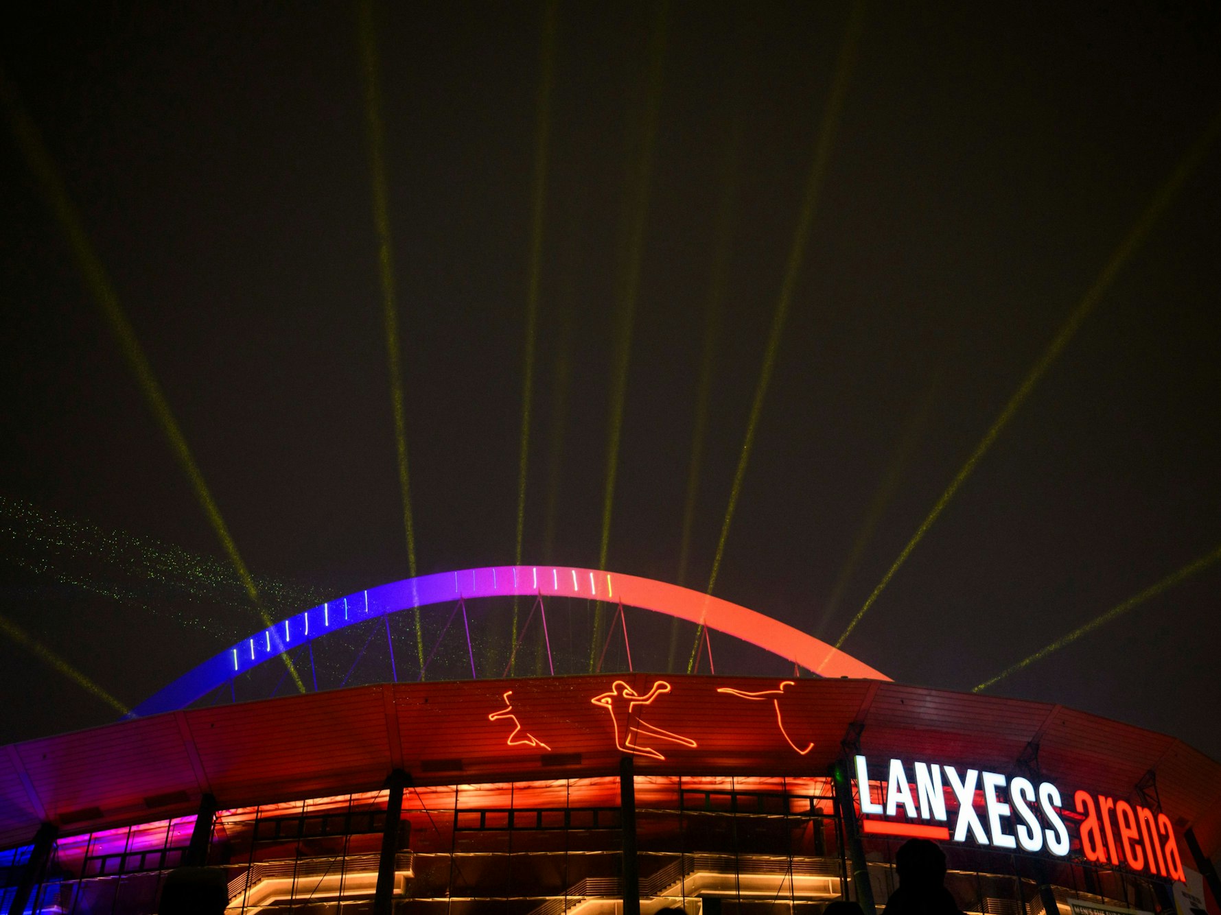 Die Lanxess Arena wird mit Licht und Lasern illuminiert.