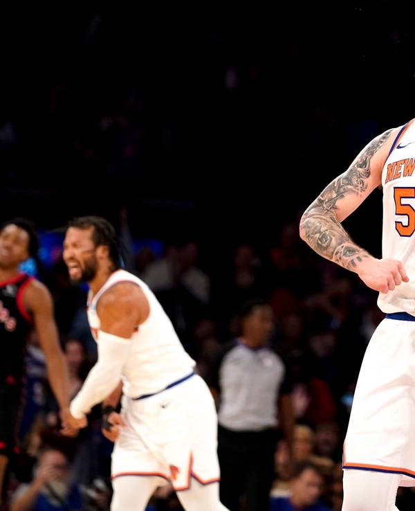 Der Center der New York Knicks, Isaiah Hartenstein (vorne), jubelt nach einem Korb in der zweiten Halbzeit (2023).