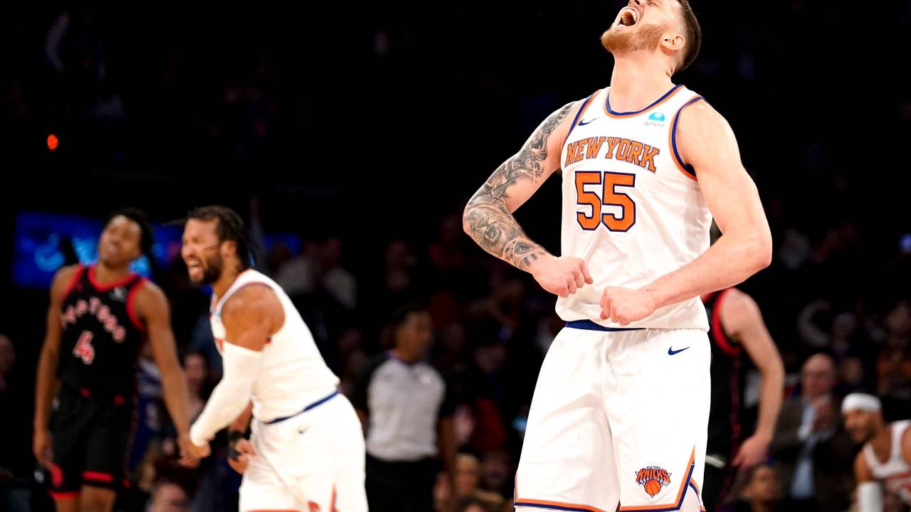 Der Center der New York Knicks, Isaiah Hartenstein (vorne), jubelt nach einem Korb in der zweiten Halbzeit (2023).