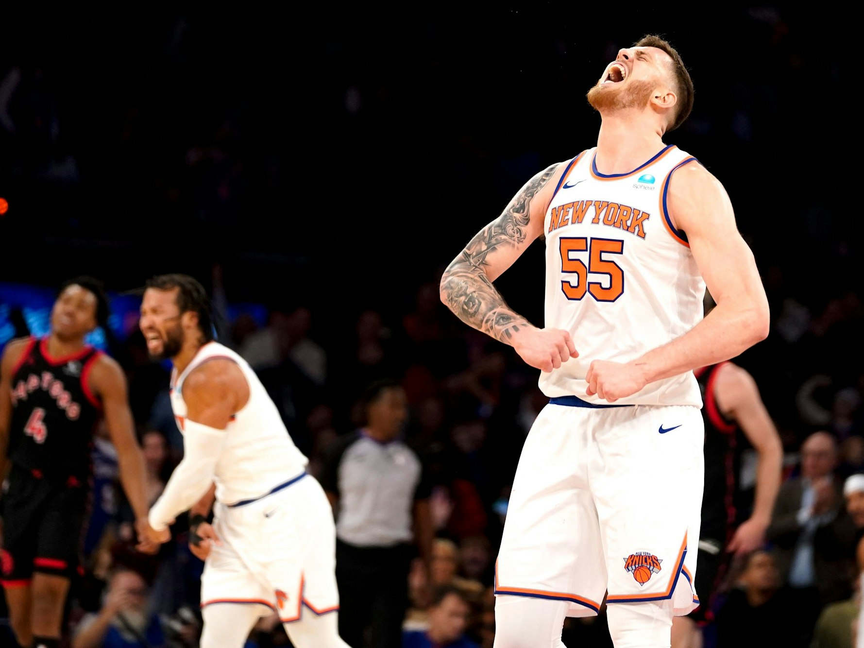 Der Center der New York Knicks, Isaiah Hartenstein (vorne), jubelt nach einem Korb in der zweiten Halbzeit (2023).