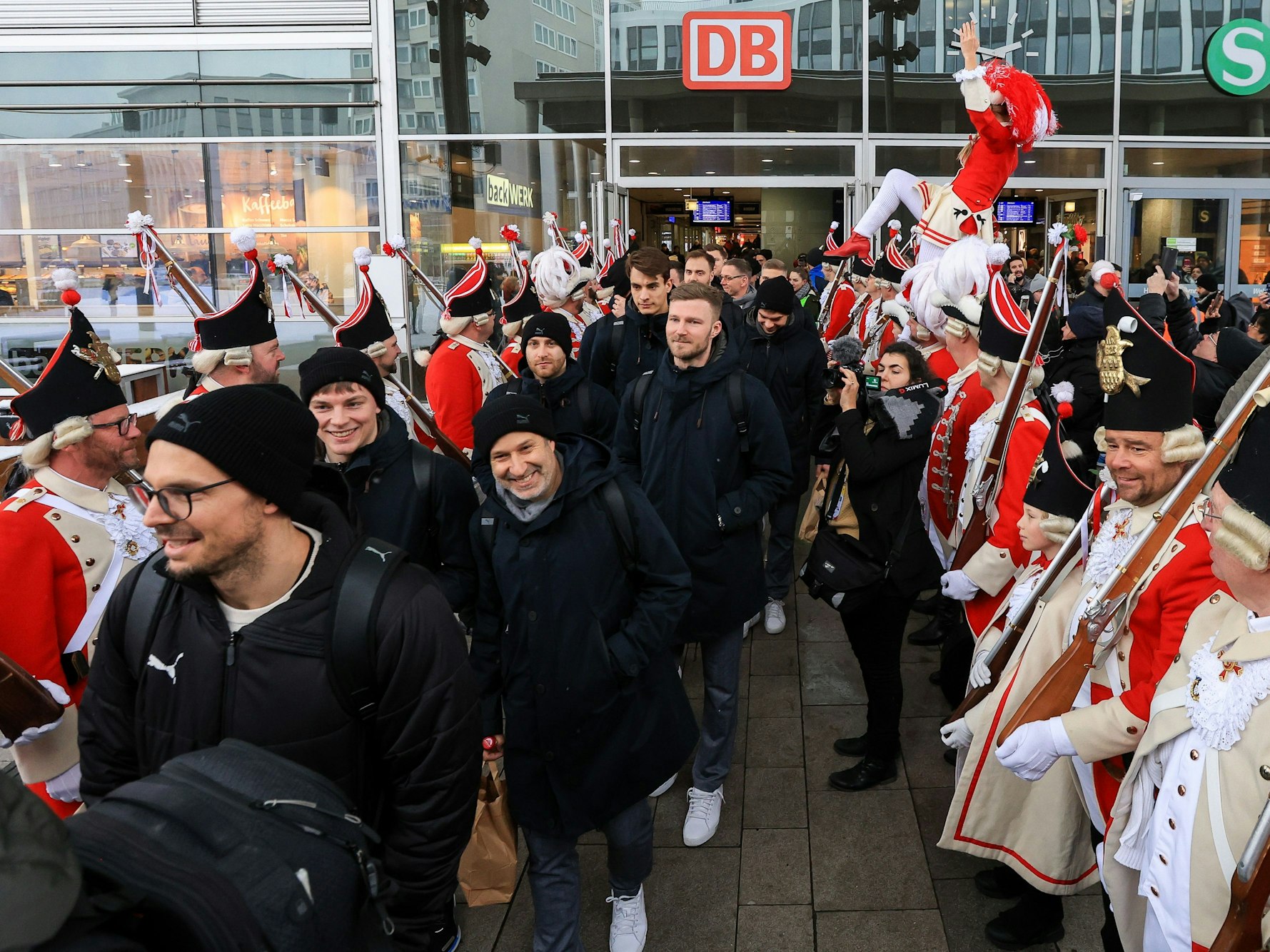 Die Roten Funken stehen am Breslauer Platz Spalier.