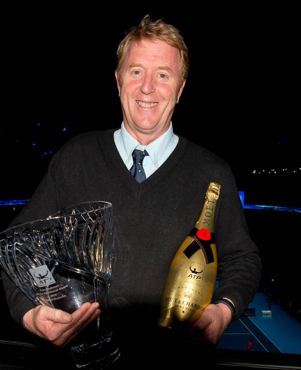 Mike Dickson hält den Ron Bookman Media Excellence Award und eine Flasche Champagner in den Händen.