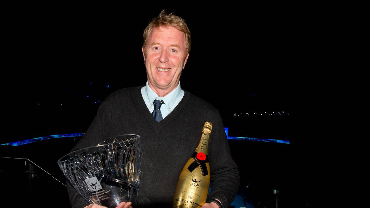 Mike Dickson hält den Ron Bookman Media Excellence Award und eine Flasche Champagner in den Händen.