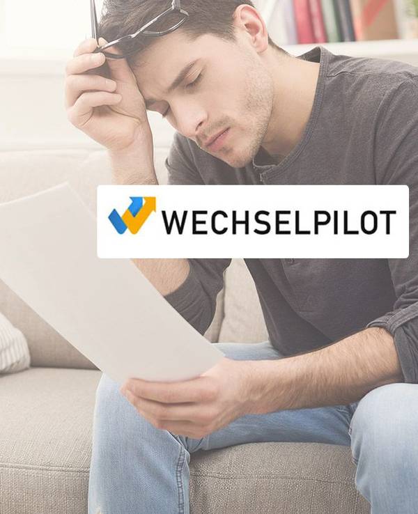 Mann sitzt erschöpft beim Lesen eines Schriftstückes auf der Couch. Logo von Wechselpilot im Bild.