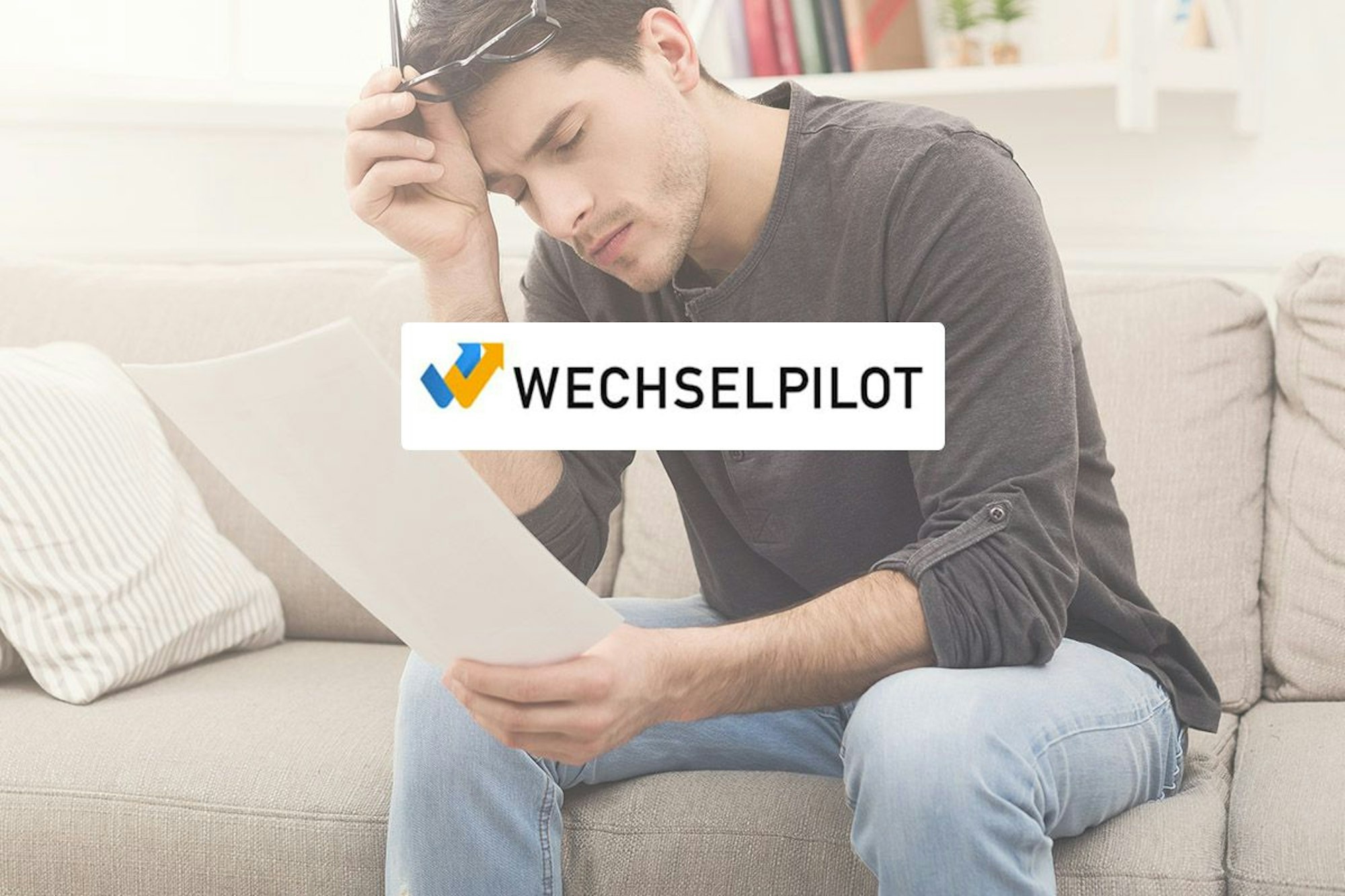 Mann sitzt erschöpft beim Lesen eines Schriftstückes auf der Couch. Logo von Wechselpilot im Bild.
