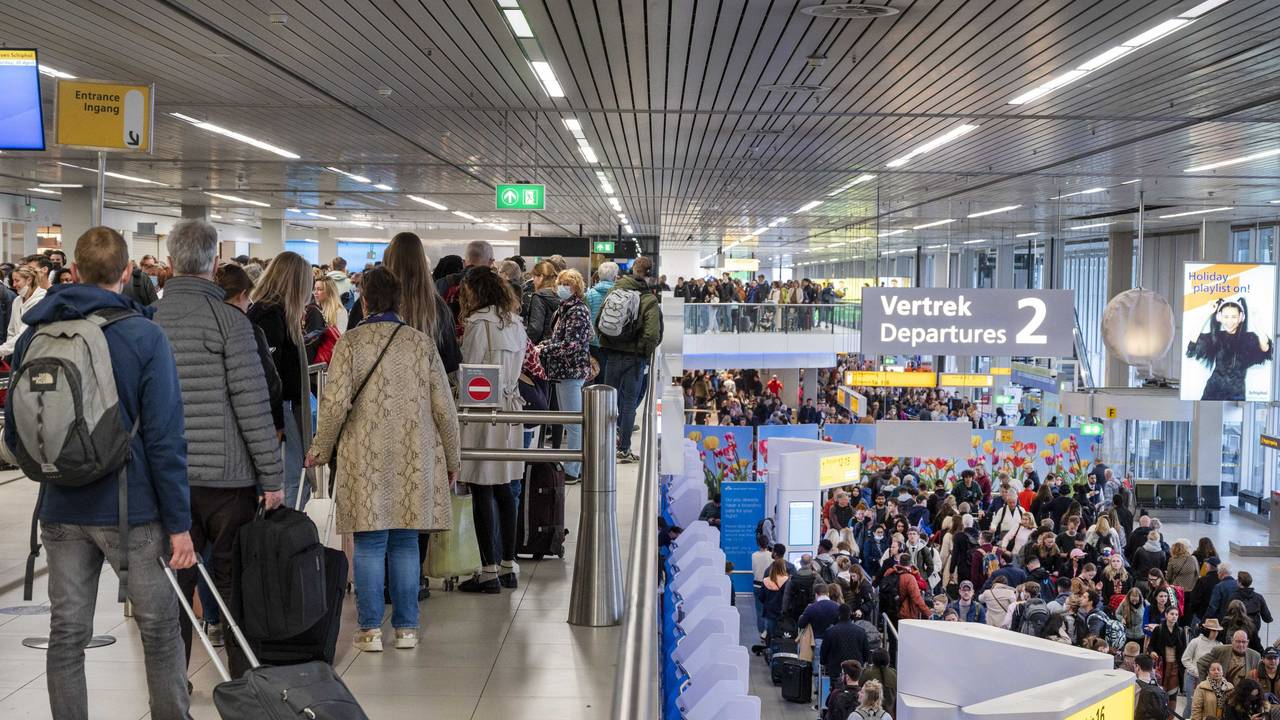 Reisende drängen sich am Flughafen Schiphol an den Gates.
