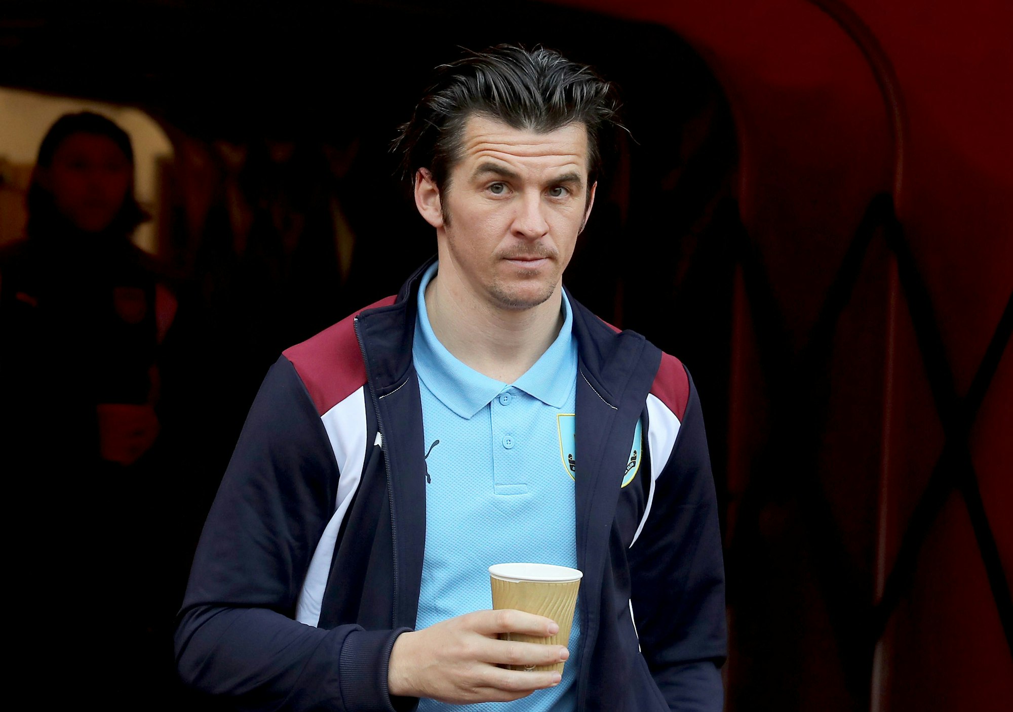 Joey Barton kommt mit einem Kaffeebecher ins Stadion.