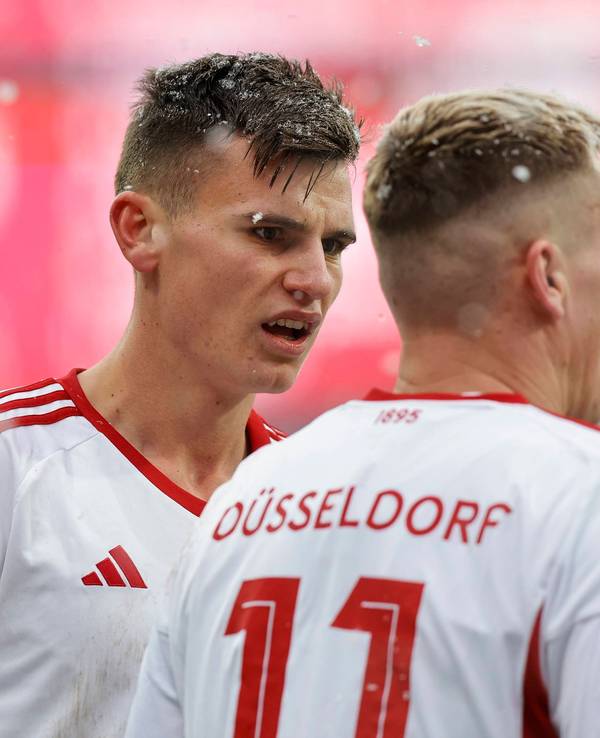 Yannik Engelhardt und Felix Klaus im Gespräch beim Spiel in Nürnberg.
