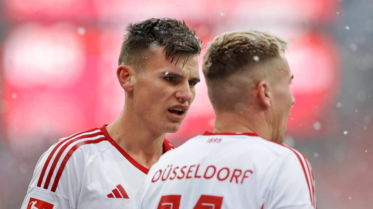Yannik Engelhardt und Felix Klaus im Gespräch beim Spiel in Nürnberg.