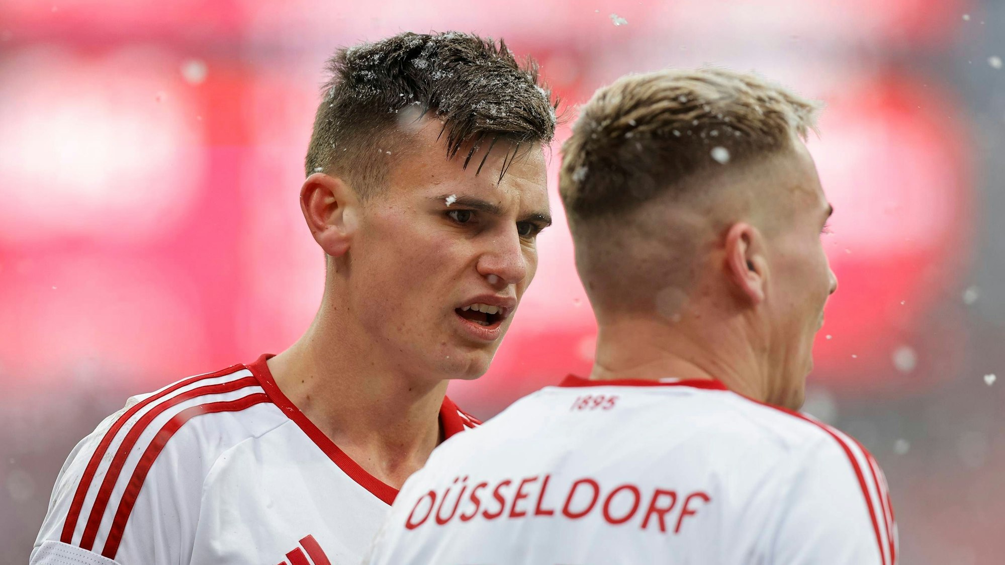 Yannik Engelhardt und Felix Klaus im Gespräch beim Spiel in Nürnberg.