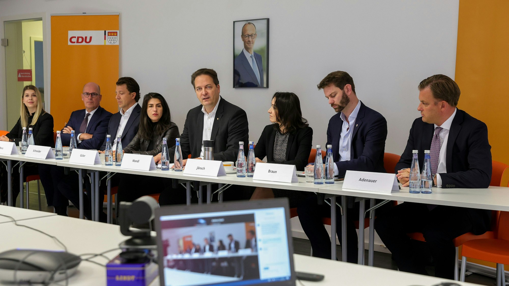 Der CDU-Vorstand sitzt an einem Tisch und gibt eine Pressekonferenz.