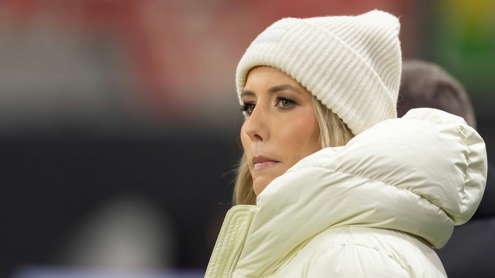 Laura Papendick mit weißer Wollmütze im Stadion.