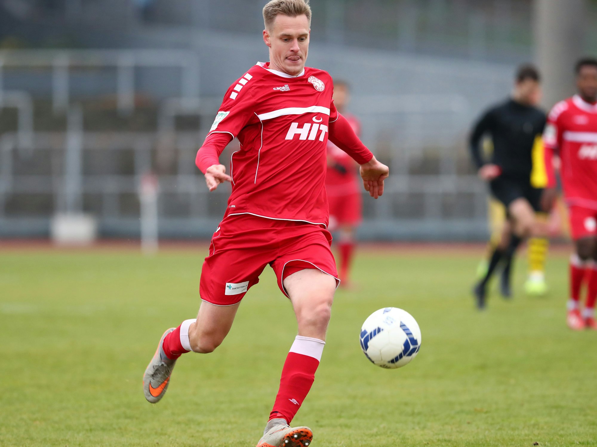 Fortuna Kölns Lars Bender am Ball gegen Dortmund 2.