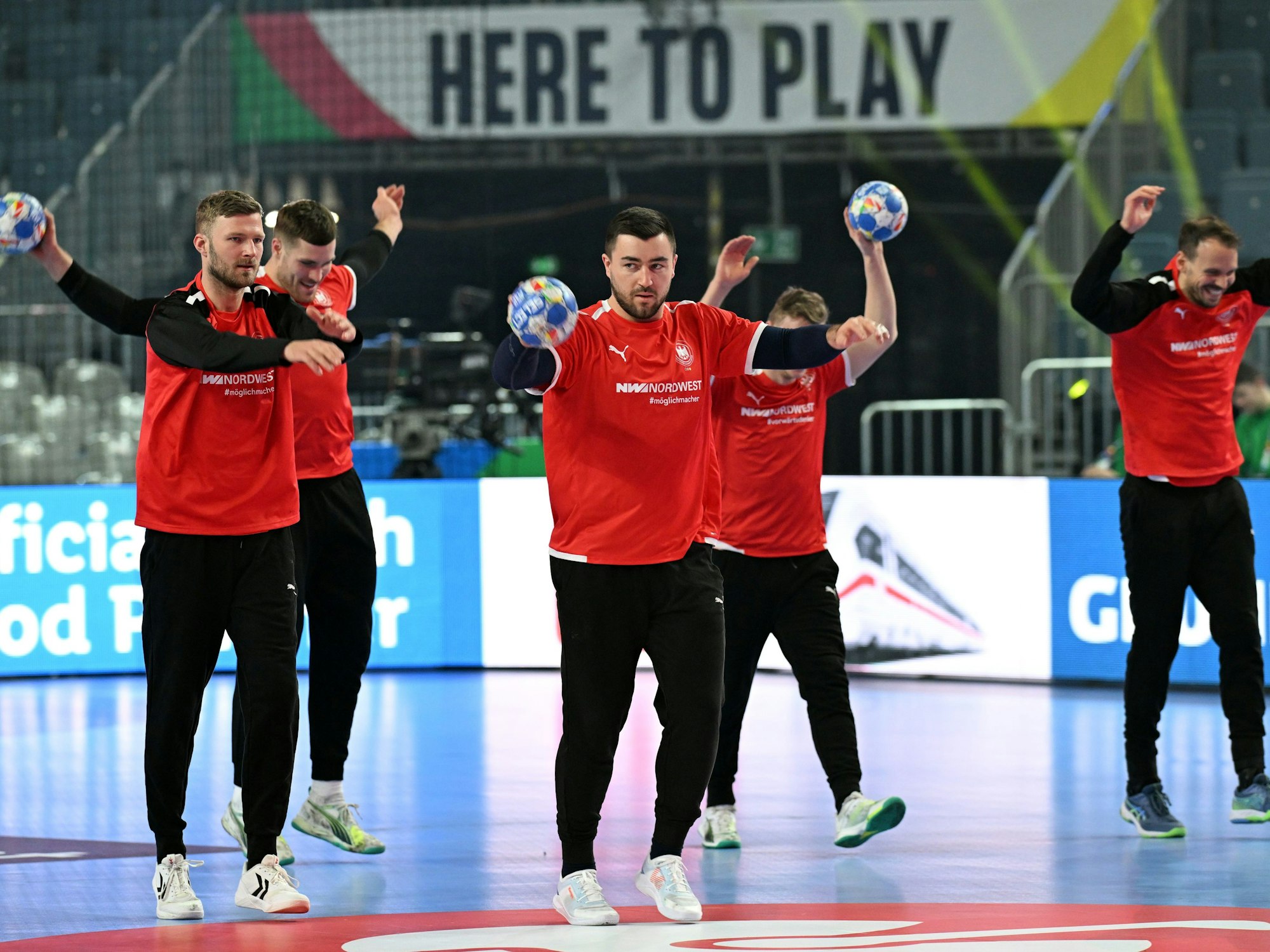 Die deutschen Nationalspieler wärmen sich zum Training auf.