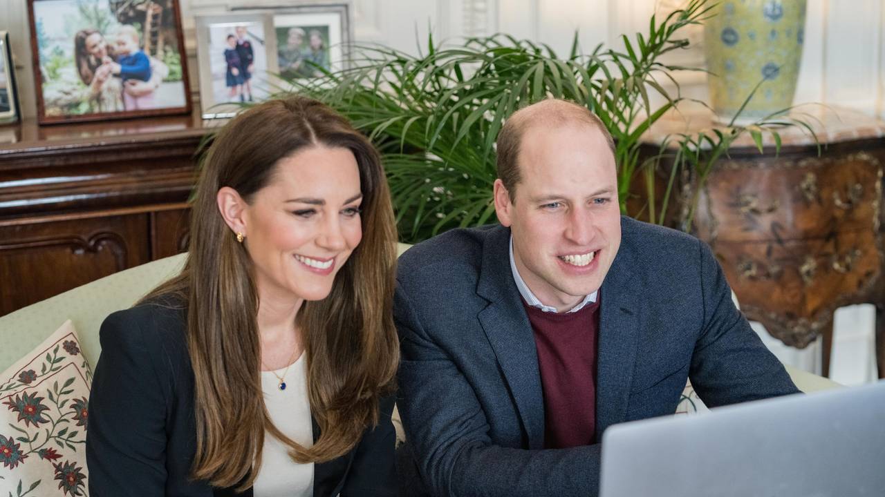 Das undatierte Foto zeigt William und Kate in ihrer Wohnung im Kensington Palace in London.