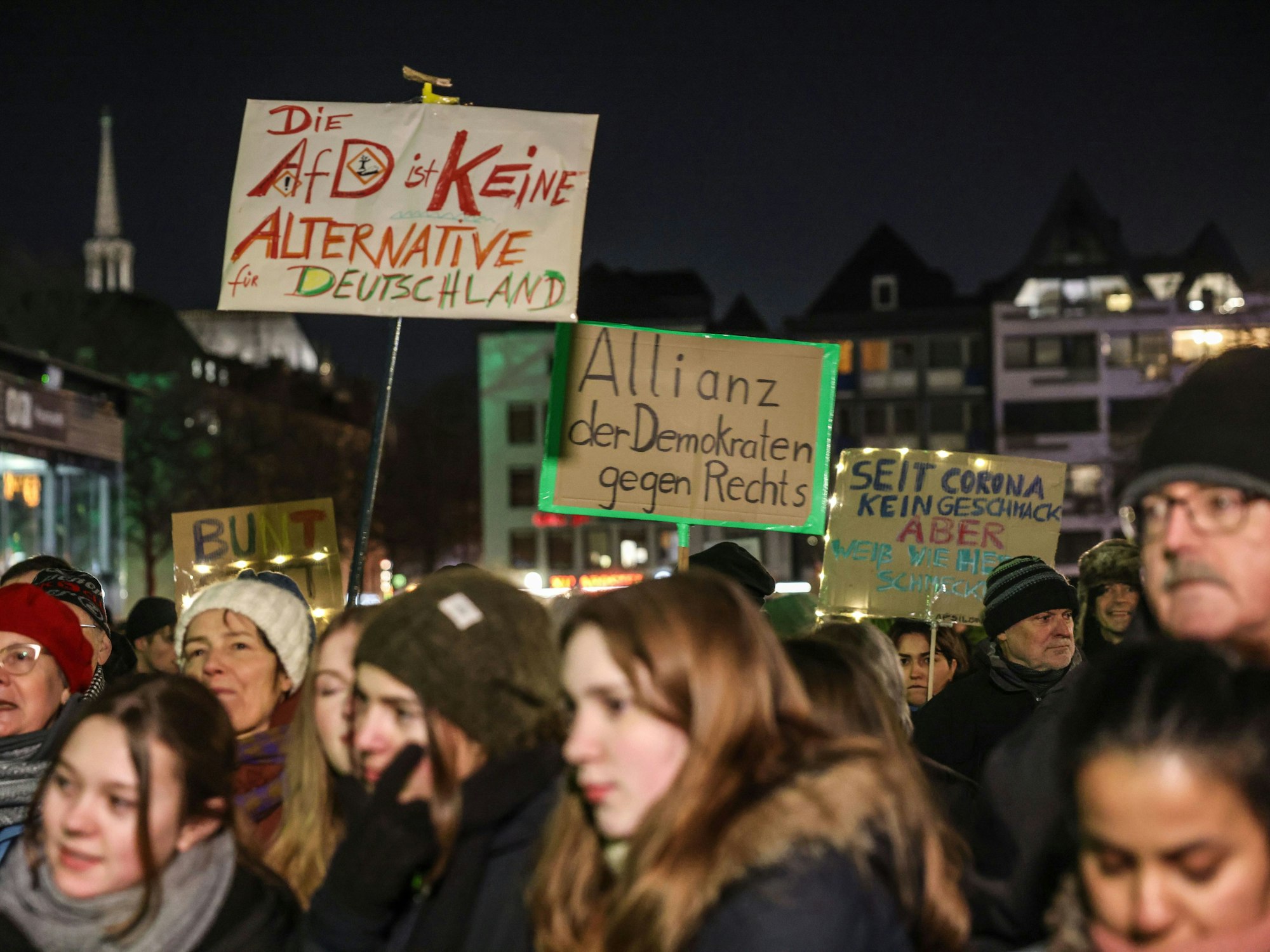 Demonstranten stehen auf dem Heumarkt.
