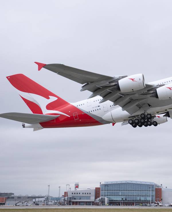 Ein Airbus A380 von Qantas Airways startet vom Flughafen.