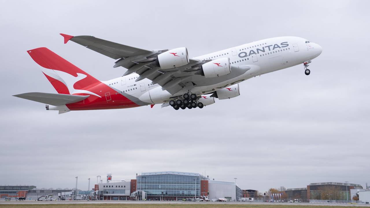Ein Airbus A380 von Qantas Airways startet vom Flughafen.