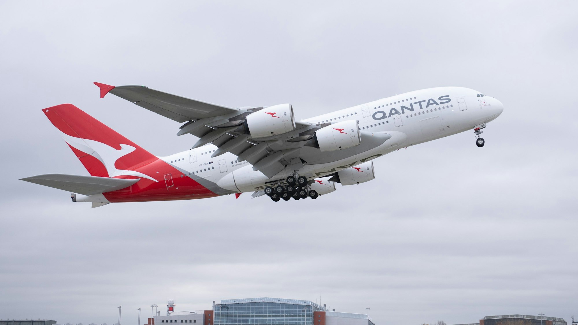 Ein Airbus A380 von Qantas Airways startet vom Flughafen.