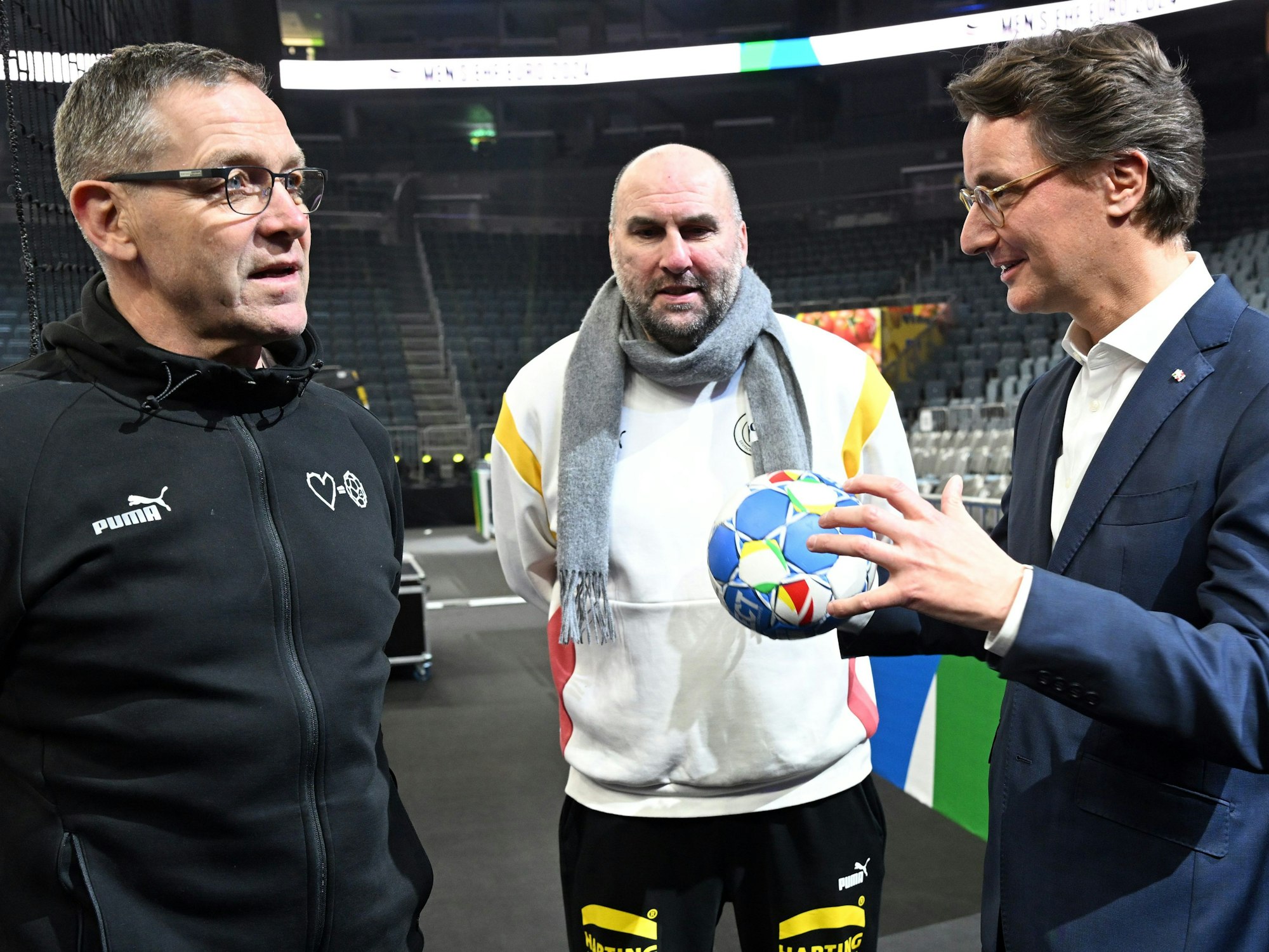 Alfred Gislason (l-r), Bundestrainer, Erik Wudtke, Co-Trainer, und Hendrik Wüst (CDU), Ministerpräsident von Nordrhein-Westfalen