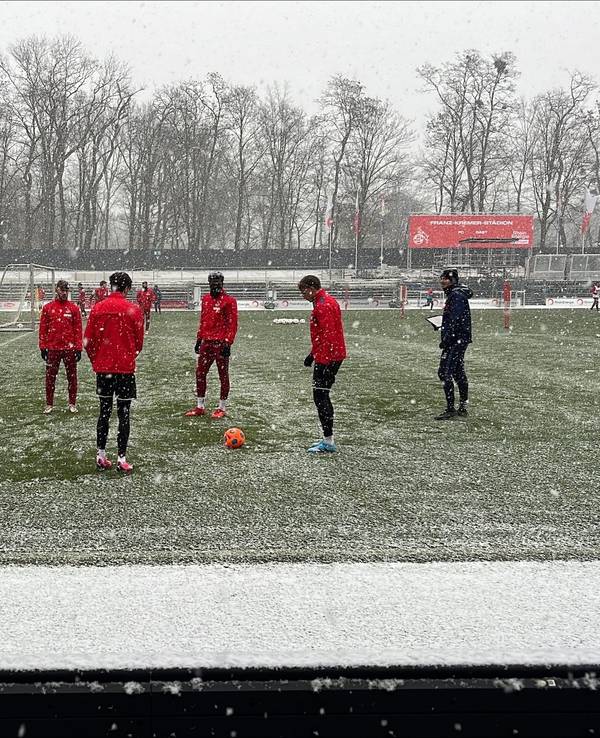 Die FC-Profis im Schneetreiben beim Training im Franz-Kremer-Stadion.
