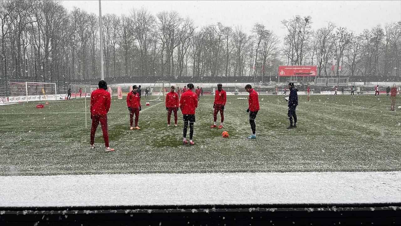 Die FC-Profis im Schneetreiben beim Training im Franz-Kremer-Stadion.