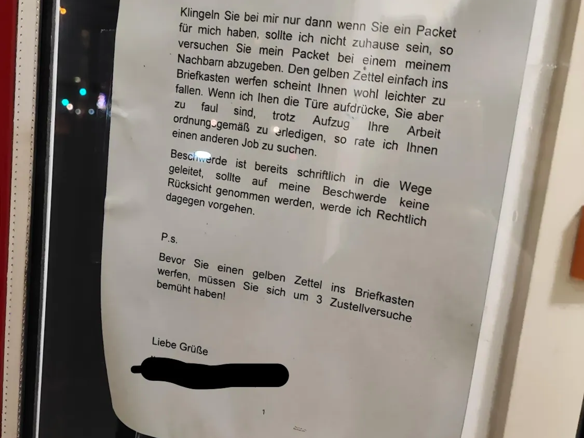 Dieser Aushang eines DHL-Kunden sorgt im Internet für einige Lacher: Ein Kunde schreibt eine Drohung gegen den Boten auf den Zettel, der rächt sich Tage später.