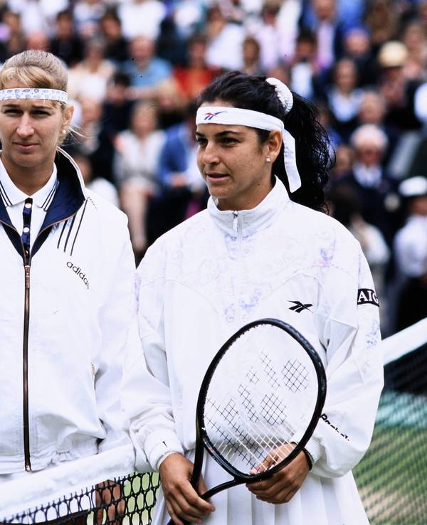 Steffi Graf und Arantxa Sanchez Vicario am 6. Juli 1996 in Wimbledon vor dem Finale.