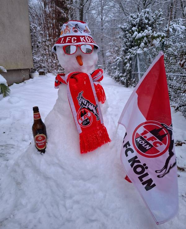 Ein Schneemann, verkleidet als FC-Fan.