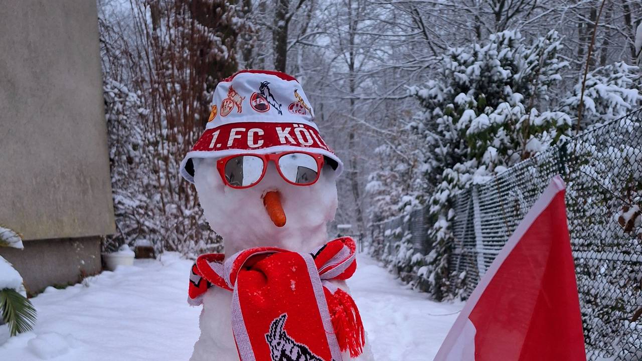 Ein Schneemann, verkleidet als FC-Fan.