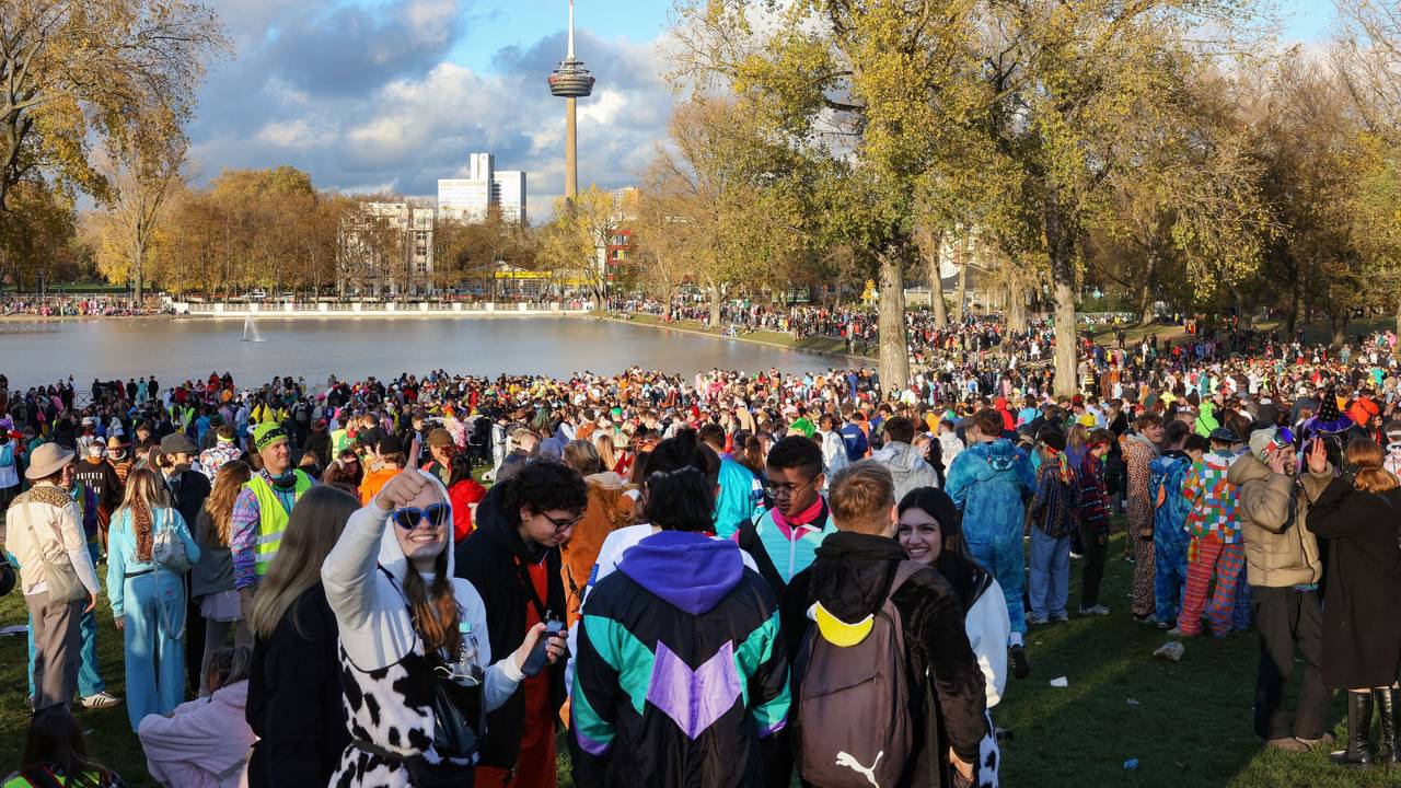 Tausende Menschen stehen verkleidet rund um den Aachener Weiher in Köln und feiern Karneval.