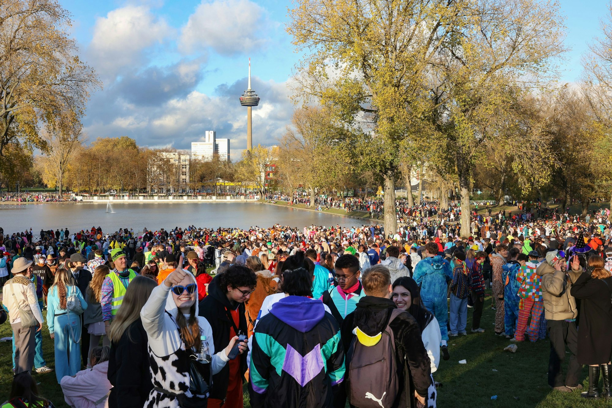 Köln rüstet sich für den jecken Ansturm am 11.11.! Blick auf den Aachener Weiher zum Sessionsauftakt (Archivbild).