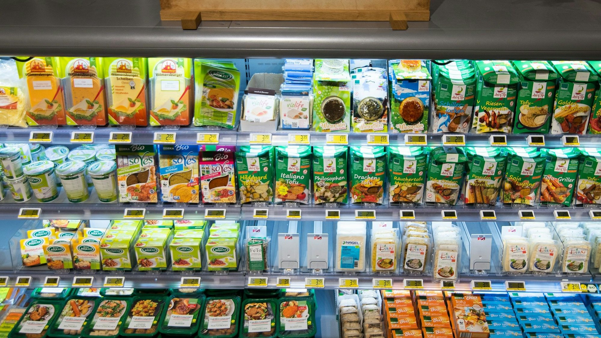 Ein Wurst-Klassiker wird von der Firma Rügenwalder Mühle gestrichen. Unser Symbolfoto zeigt eine Wursttheke (2015).