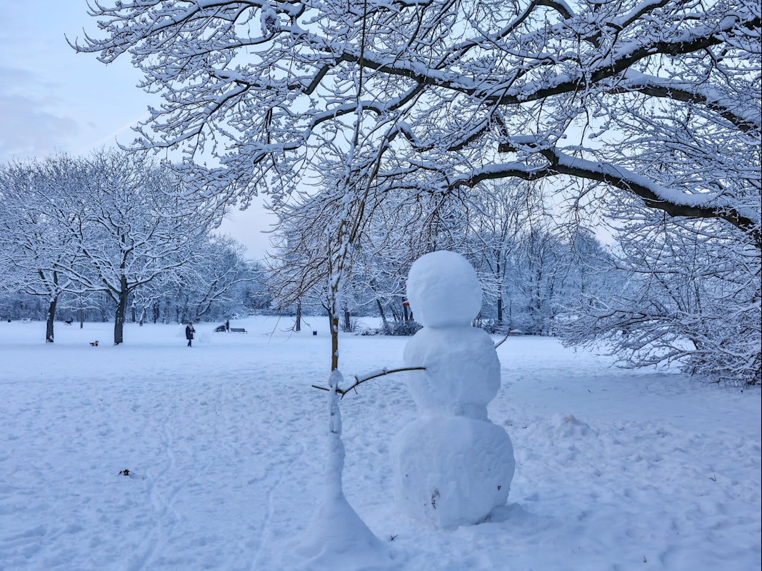 Ein Schneemann steht im Takufeld in Ehrenfeld.