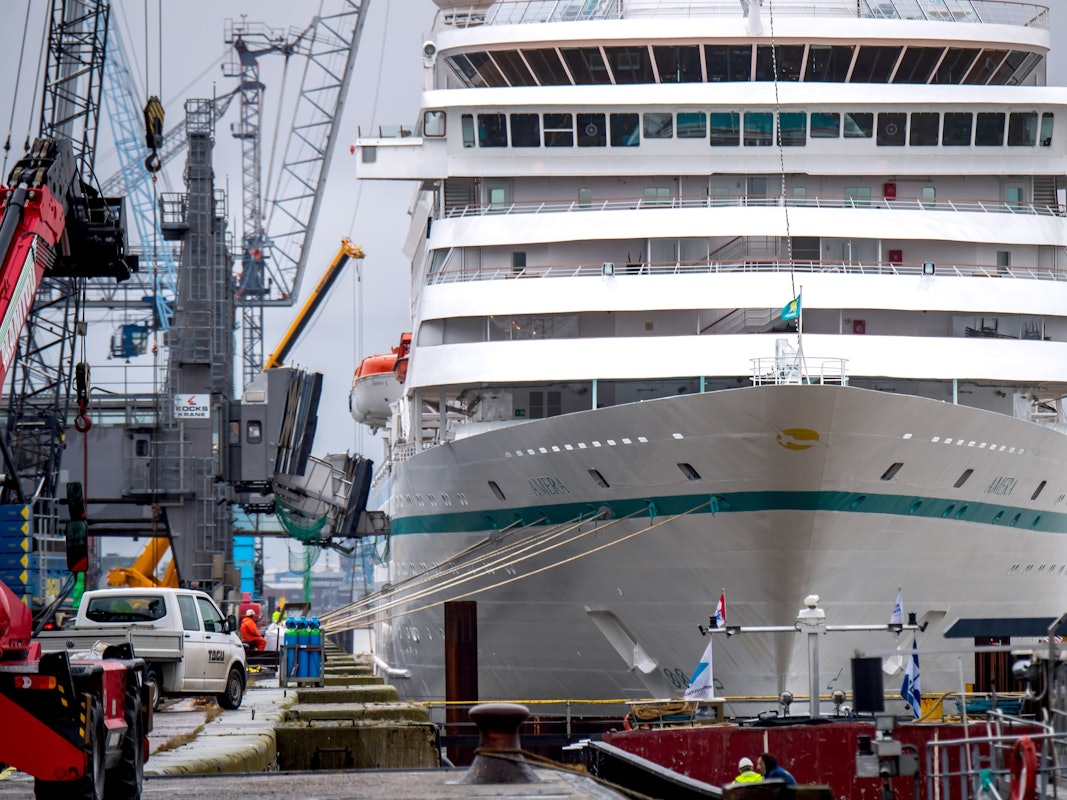 Die „MS Amera“ von Phoenix Reisen liegt in einem Hafen.
