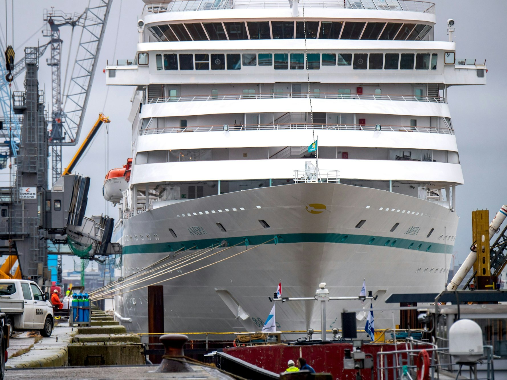 Die „MS Amera“ von Phoenix Reisen liegt in einem Hafen.