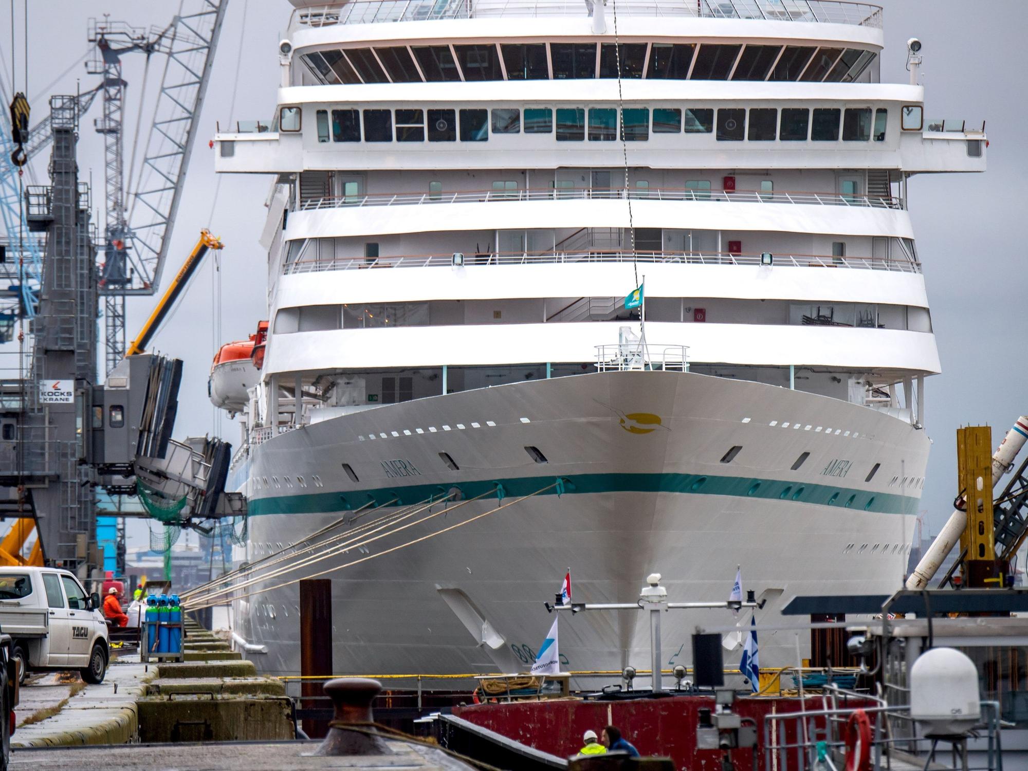 Die „MS Amera“ von Phoenix Reisen liegt in einem Hafen.