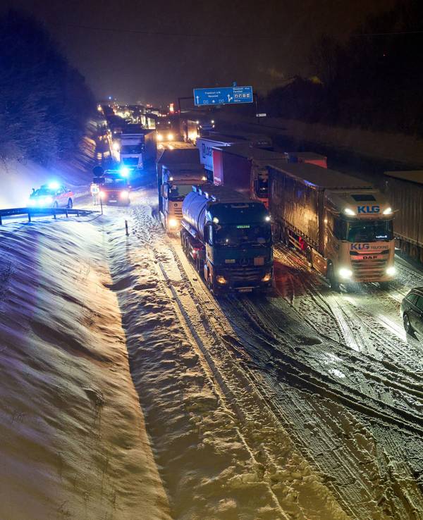 dpatopbilder - 17.01.2024, Rheinland-Pfalz, Neustadt (Wied): Auf der Autobahn A3 hat sich aufgrund starken Schneefalls bei Neustadt/Wied in beiden Fahrtrichtungen ein rund 15 Kilometer langer Stau gebildet. Tausende Autofahrer steckten für Stunden fest. Foto: Thomas Frey/dpa +++ dpa-Bildfunk +++