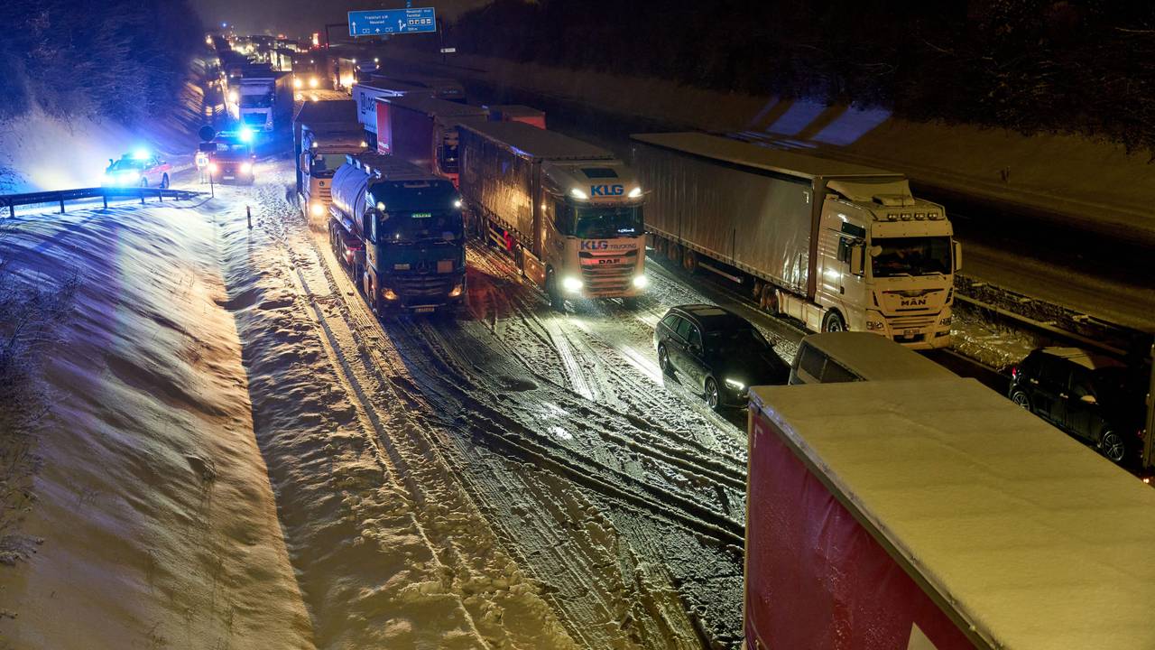 dpatopbilder - 17.01.2024, Rheinland-Pfalz, Neustadt (Wied): Auf der Autobahn A3 hat sich aufgrund starken Schneefalls bei Neustadt/Wied in beiden Fahrtrichtungen ein rund 15 Kilometer langer Stau gebildet. Tausende Autofahrer steckten für Stunden fest. Foto: Thomas Frey/dpa +++ dpa-Bildfunk +++