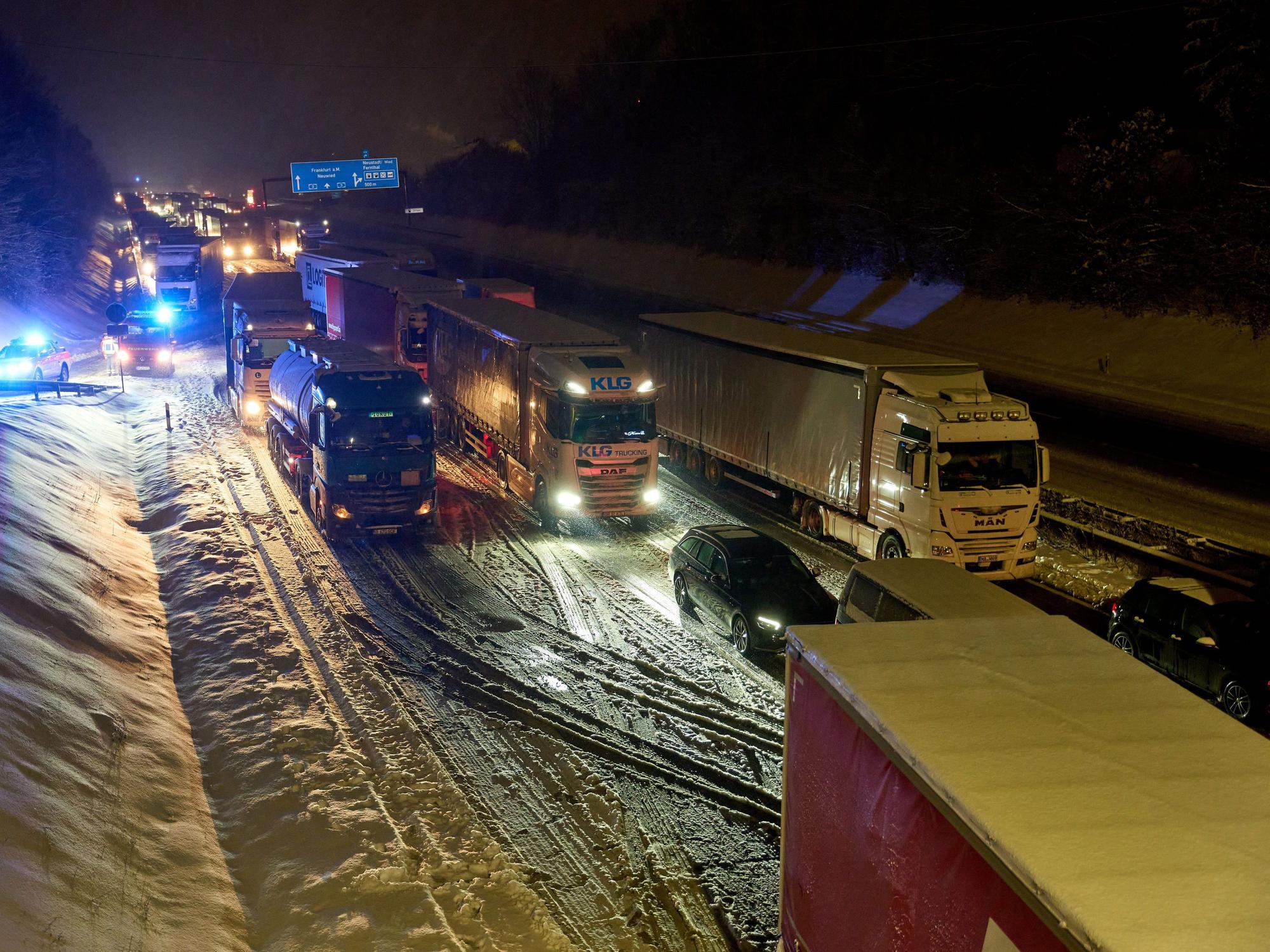dpatopbilder - 17.01.2024, Rheinland-Pfalz, Neustadt (Wied): Auf der Autobahn A3 hat sich aufgrund starken Schneefalls bei Neustadt/Wied in beiden Fahrtrichtungen ein rund 15 Kilometer langer Stau gebildet. Tausende Autofahrer steckten für Stunden fest. Foto: Thomas Frey/dpa +++ dpa-Bildfunk +++