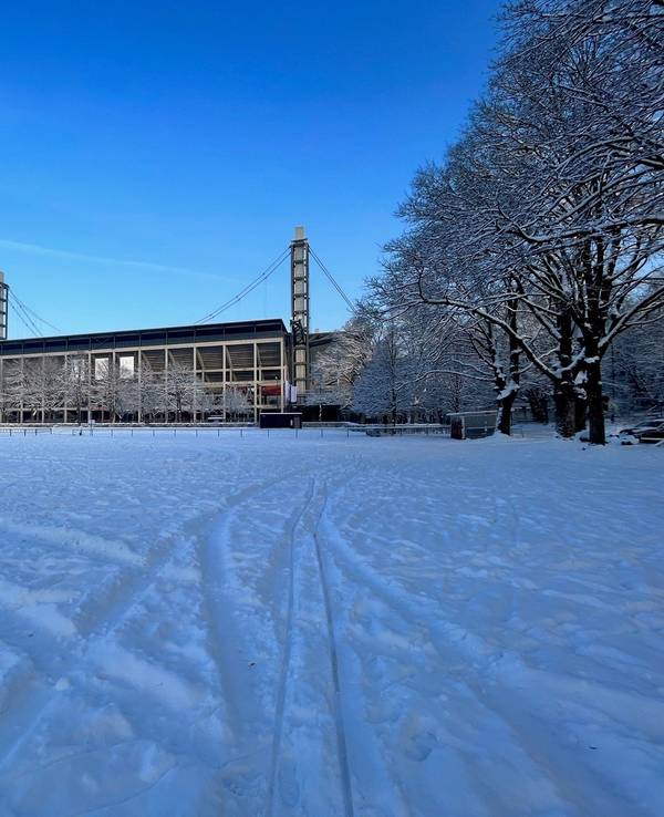 Das Rhein-Energie-Stadion nach den starken Schneefällen im Januar 2024.