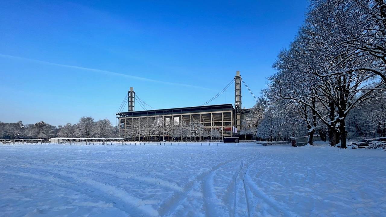 Das Rhein-Energie-Stadion nach den starken Schneefällen im Januar 2024.